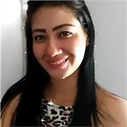 El profesor de inglés imparte clase a todos los niños